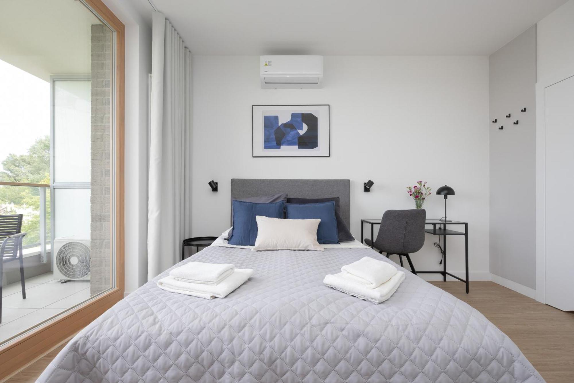 Exclusive And Modern In With Air Conditioning And Desk By Renters Prestige Varsovia